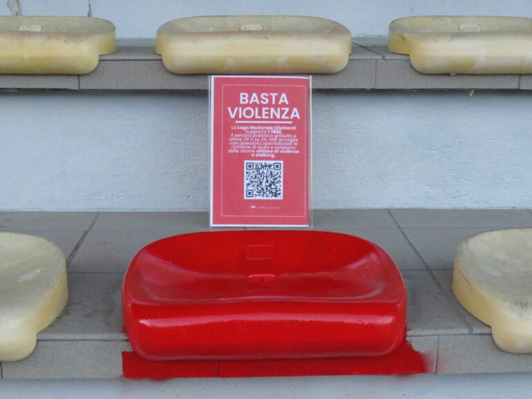 Il seggiolino rosso in tribuna