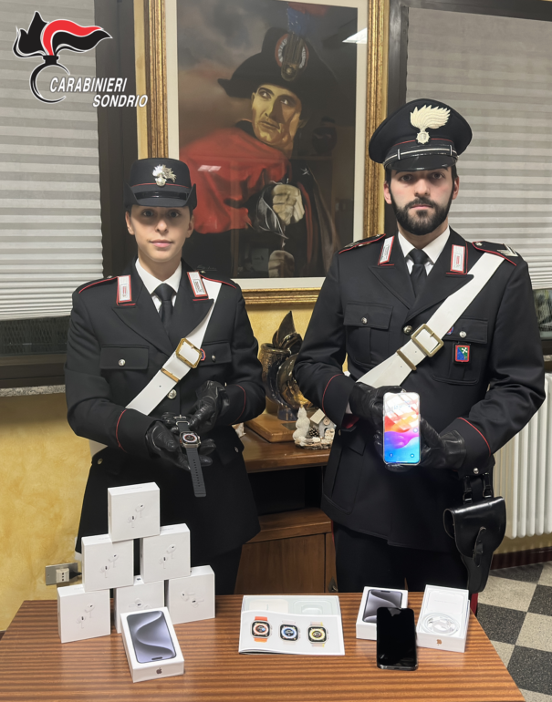 Telefoni, auricolari e I-watch "tarocchi": denunciati due uomini 1 cc apple