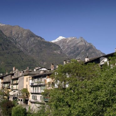 Il Touring Club Italiano accompagna Chiavenna nel cammino verso la sostenibilità ambientale La Carta della destinazione e la Carta del turista, per un territorio sempre più green