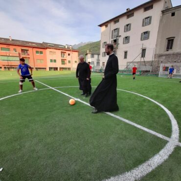 I preti valtellinesi portano  il Vangelo sugli sci e con il  calcio… e vincono  sempre