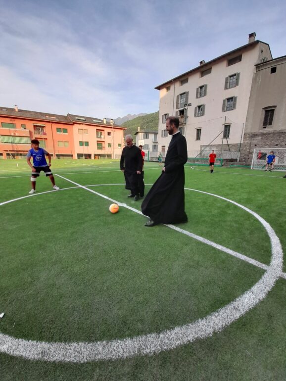 Calcio di inizio con Don Giuseppe e Don Nicola