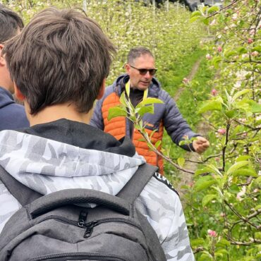 Il presidente Bambini illustra limpianto di mele agli studenti