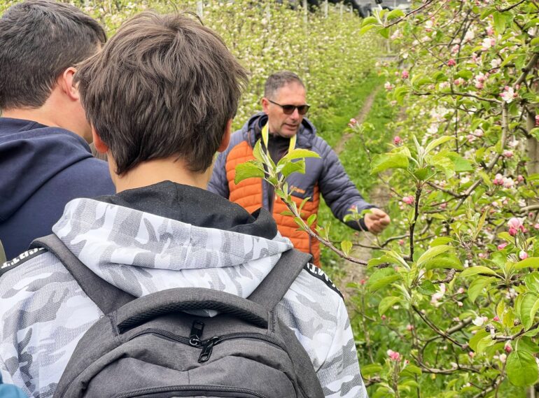 Il presidente Bambini illustra limpianto di mele agli studenti