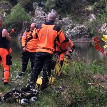 Vigili del fuoco e sommozzatori alla ricerca del disperso a Escalaplano