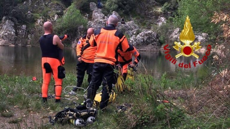 Vigili del fuoco e sommozzatori alla ricerca del disperso a Escalaplano