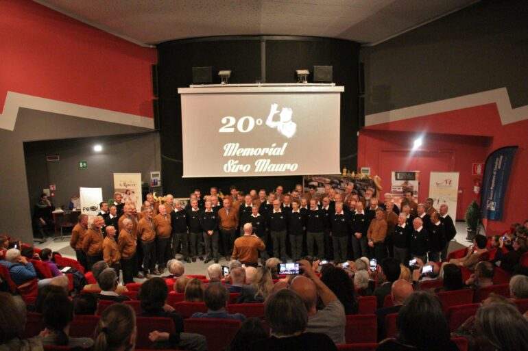 108 I due cori cantano La Montanara diretti da R.Garniga