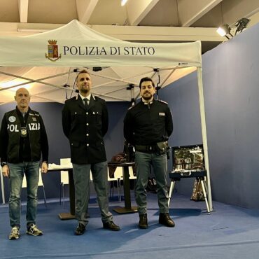 LA POLIZIA DI STATO DI SONDRIO INCONTRA GLI STUDENTI ALLA FIERA DEDICATA AL LAVORO, ALLA FORMAZIONE E ALL’ORIENTAMENTO DI MORBEGNO