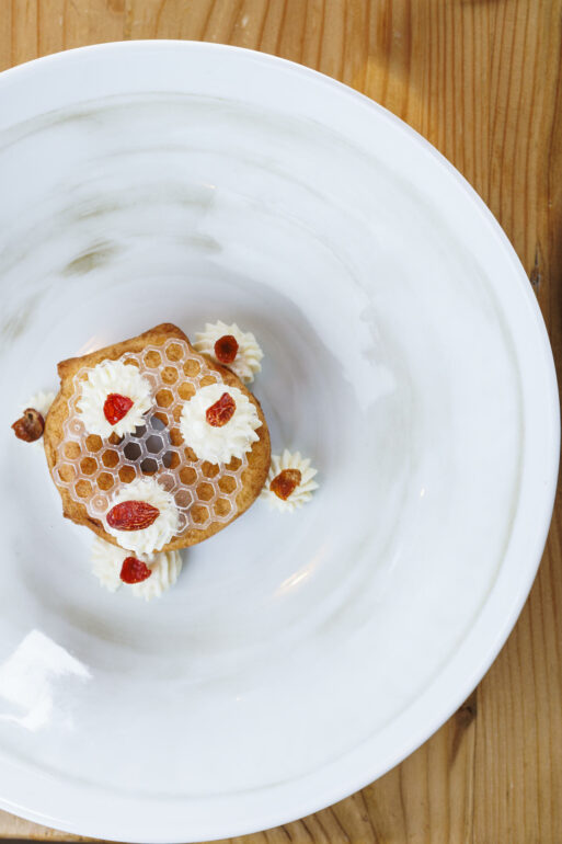 Stua Da Legn Fritella di Mele1 Frittella di mele della Valtellina namelaka al timo selvatico chips di isomalto e gelato alla rosa canina