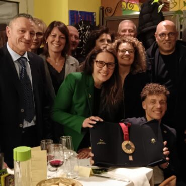 L’Accademia del Pizzocchero celebra l’inclusione e lo sport con il Ministro Alessandra Locatelli e l’atleta Martino Pini.