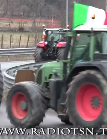 Agricoltori, sui trattori sale la protesta