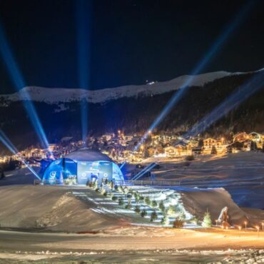 La notte di Livigno si illumina a 1 anno dai giochi olimpici invernali 2026