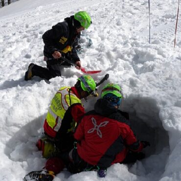 Valanga a Montespluga: intervento del Soccorso Alpino, tre escursionisti illesi