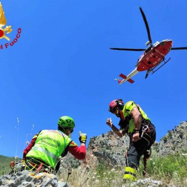 Campodolcino, salvataggio in montagna al Passo del Servizio: elicottero recupera due alpinisti bloccati a 2.700 metri