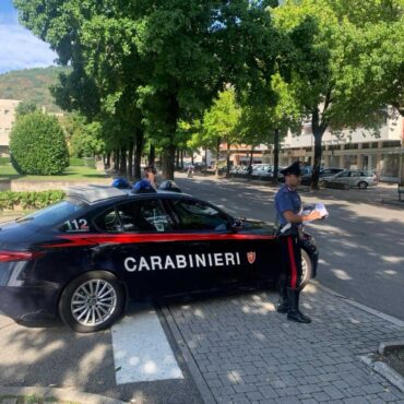 Ruba alla Decathlon e scappa. Inseguito e arrestato da un carabiniere libero dal servizio