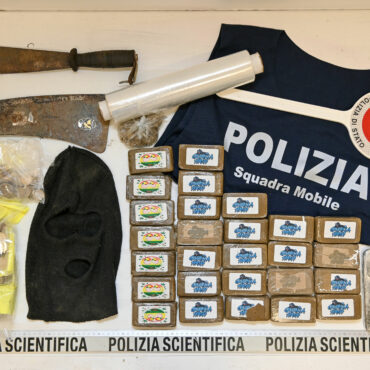 Sondrio, maxi operazione antidroga nei boschi di Talamona: arrestato pusher con un arsenale di droga e armi