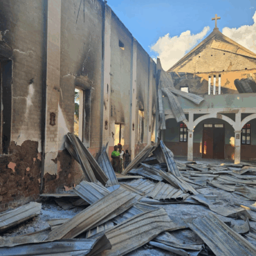 MOZAMBICO: BRUCIA LA CHIESA DI MIRROTE. LA VICINANZA DEL VESCOVO, CARDINALE CANTONI, AI SACERDOTI DON FILIPPO MACCHI E DON ANGELO INNOCENTI