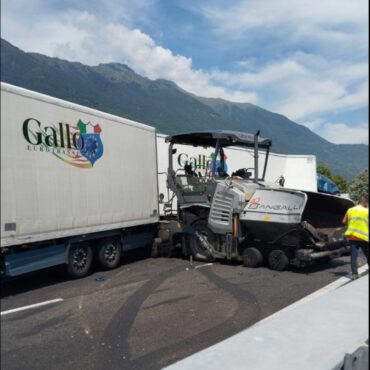 Delebio, delirio traffico per l’incidente del mezzo pesante contro l’asfaltatrice