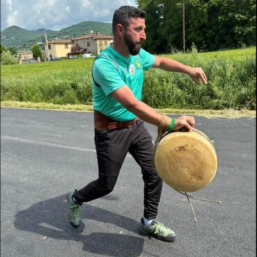 Lancio del formaggio, la prima gara a fine estate durante “Morbegno in Cantina”
