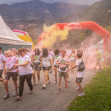 Strakolor 2025: Sondalo si colora di festa con oltre 2.000 partecipanti