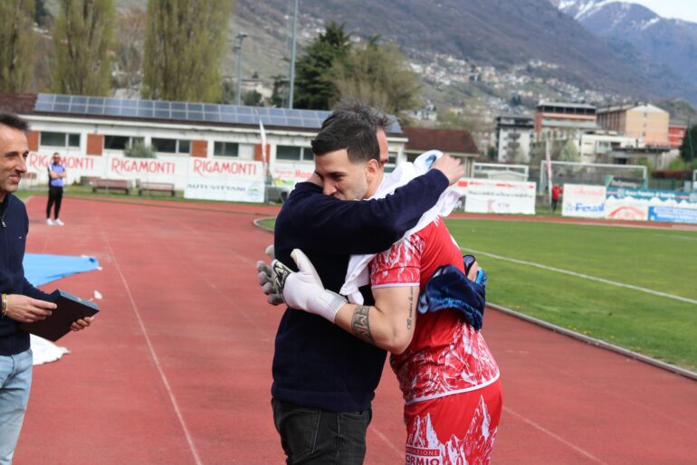 Da sinistra Christian Salvadori e Nicholas Rodriguez premiazione 100 partite