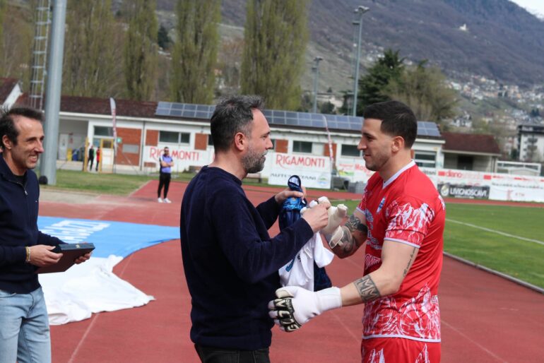 Da sinistra Christian Salvadori e Nicolas Rodriguez premiato per le 100 partite1