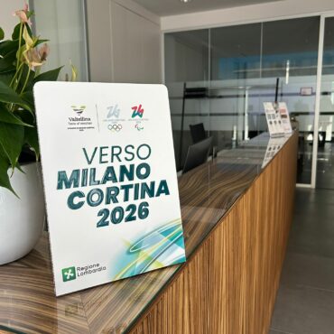 Valtellina protagonista verso Milano Cortina 2026: in distribuzione totem, banner, espositori e kit digitali per promuovere il territorio