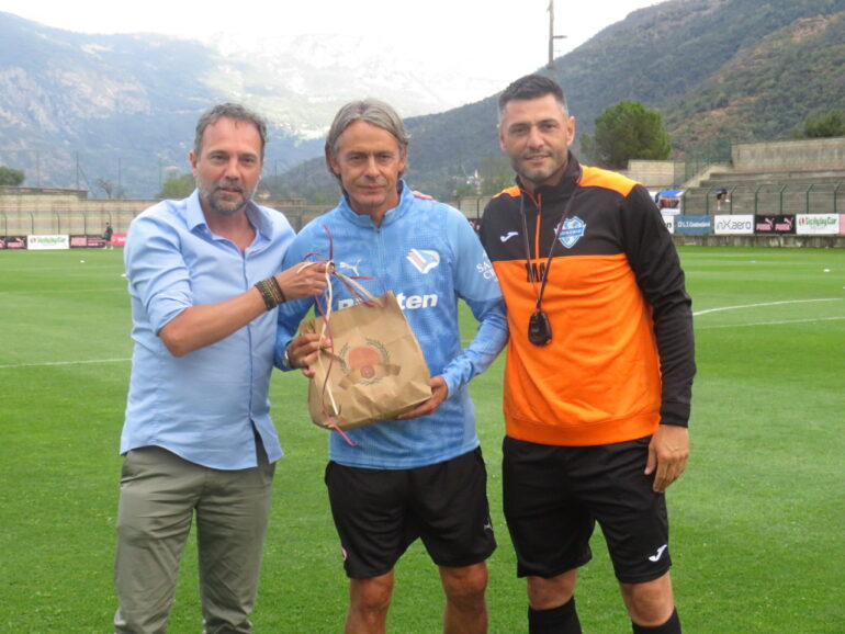 Salvadori e Amelia consegnano la bresaola a Inzaghi