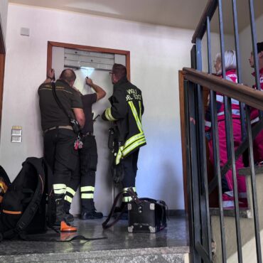 Sondrio, ascensore si blocca in via Colonnello Alessi: persona intrappolata per oltre due ore