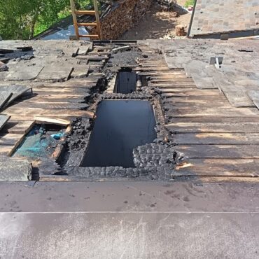 Albaredo, tetto di una cascina in fiamme. Colpa del boiler a legna