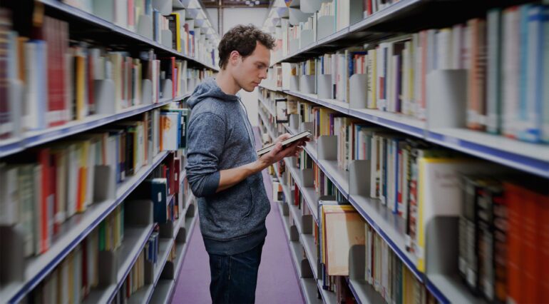ragazzo biblioteca dotted