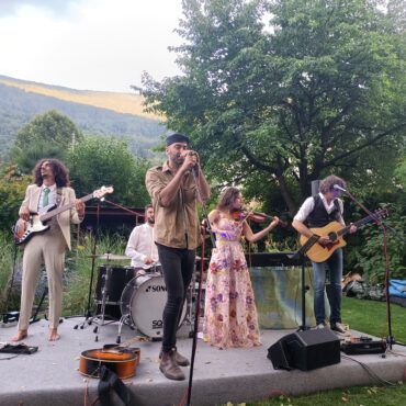Grande successo a Mazzo per il concerto acustico dei Tirlindana al Giardino Segreto