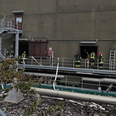 Incendio circoscritto al bioessiccatore di Cedrasco: Vigili del fuoco in azione