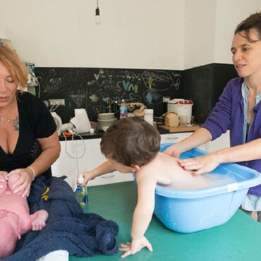 SANITÀ, OSTETRICA A DOMICILIO PER LE NEOMAMME, AL VIA IL PROGETTO PILOTA DI REGIONE LOMBARDIA