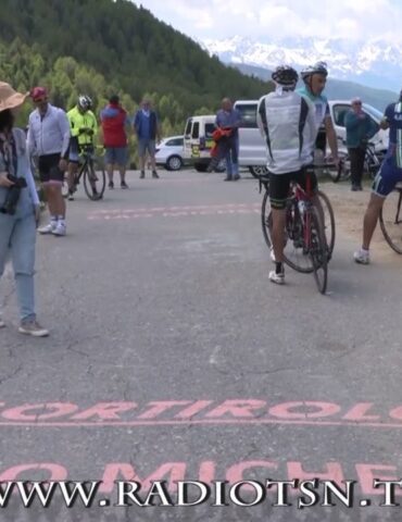 Bici e auto sulla salita del Mortirolo