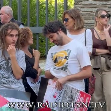È in corso ora una manifestazione di solidarietà per Gaza davanti alla Prefettura di Sondrio