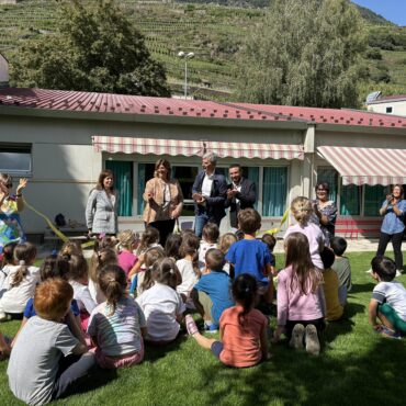 Prato verde, sabbionaia coperta e nuovi giochi: il giardino della scuola dell’infanzia Munari è rinato