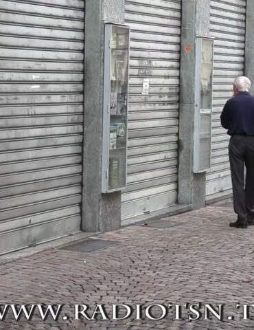 Altre vetrine spente. Dopo 113 anni chiusa la libreria Bissoni