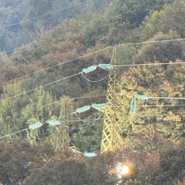 Caiolo, incendio nel bosco dietro l’aviosuperficie: cedimento di un cavo dell’alta tensione nella tarda mattinata di oggi