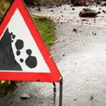 TRAFFICO. PRECIPITA UN MASSO: SULLA SS36 “DEL LAGO DI COMO E DELLO SPLUGA” PERMANE LA CHIUSURA DELLA CORSIA DI MARCIA, DIREZIONE SONDRIO, A CAUSA DI CADUTA MASSI  In direzione Sondrio