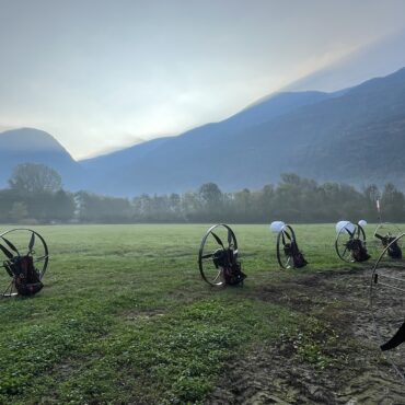 Giro d’Italia in paramotore fa tappa a Teglio: spettacolare sorvolo della Valtellina