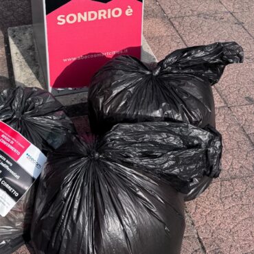 Sondrio, controlli serrati sui rifiuti: adesivi sui sacchi neri non conformi e in arrivo le multe