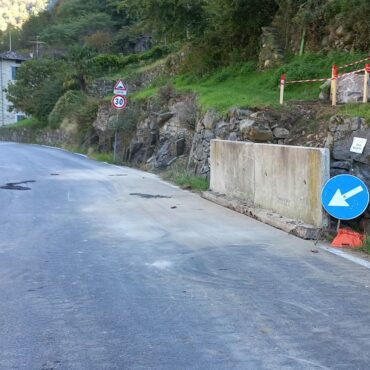 Strada per Arquino: riaperta al transito dopo la posa di una rete paramassi