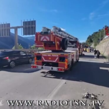 Dopo il masso riapre la SS36. Treni ancora ko