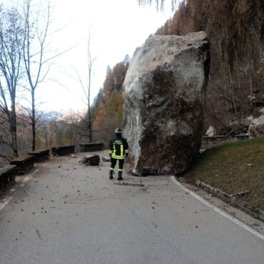 Lanzada, paura in frazione Tornadri: una frana precipita lungo il versante e finisce sul campo da calcio. Miracolosamente nessun  ferito