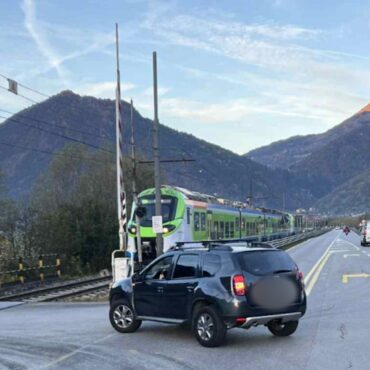 Tragedia sfiorata a Forcola: auto gira col treno in arrivo e sbarre incredibilmente alzate