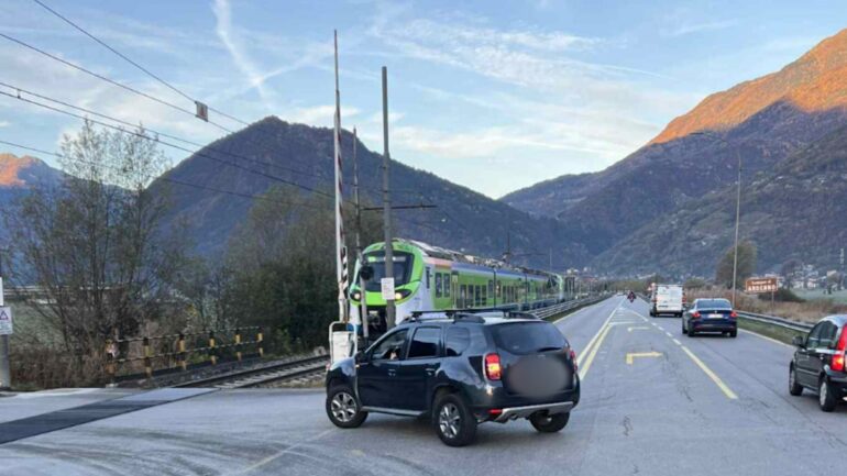 Tragedia sfiorata a Forcola: auto gira col treno in arrivo e sbarre incredibilmente alzate 1 AUTO