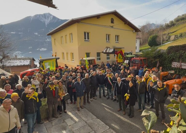 Oggi a Castione Andevenno Gli agricoltori prima della Messa