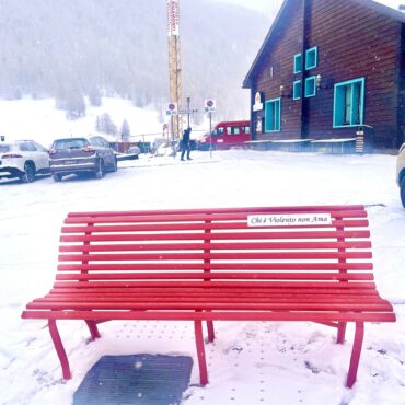 Alla Casa della Sanità di Livigno una panchina rossa contro la violenza sulle donne