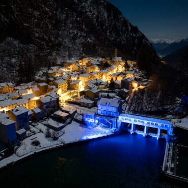 A2A E CONSORZIO TURISTICO VALCHIAVENNA PER UN NATALE DI LUCE: IMPIANTI IDROELETTRICI ILLUMINATI FINO ALL’EPIFANIA
