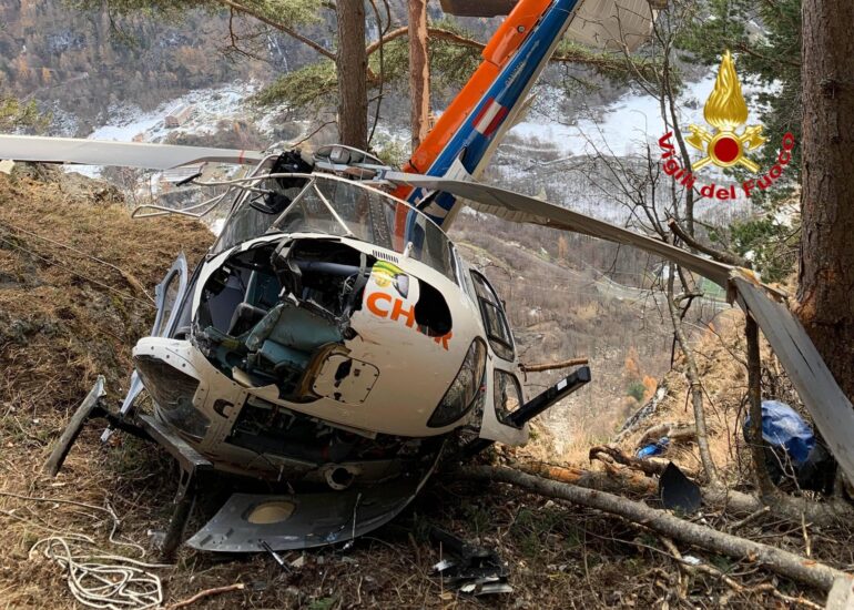 Un primo piano dellelicottero caduto